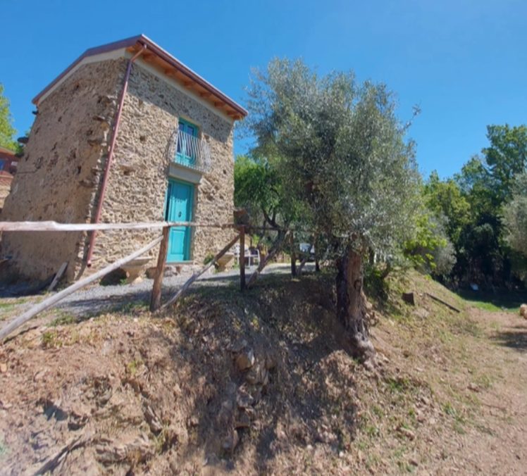 Tavoli con lanterne e atmosfera serale al Simposio