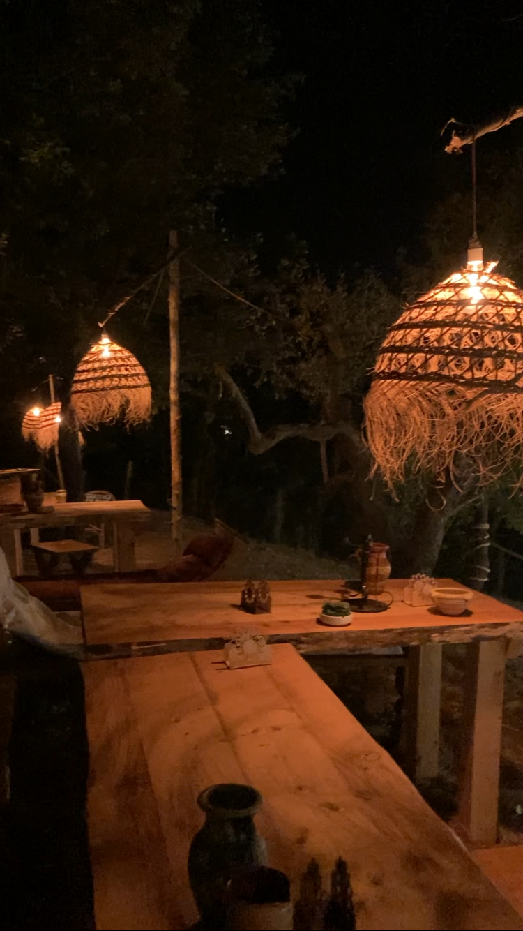 Casa in pietra di Petra Sky Glamping di notte con luci warm