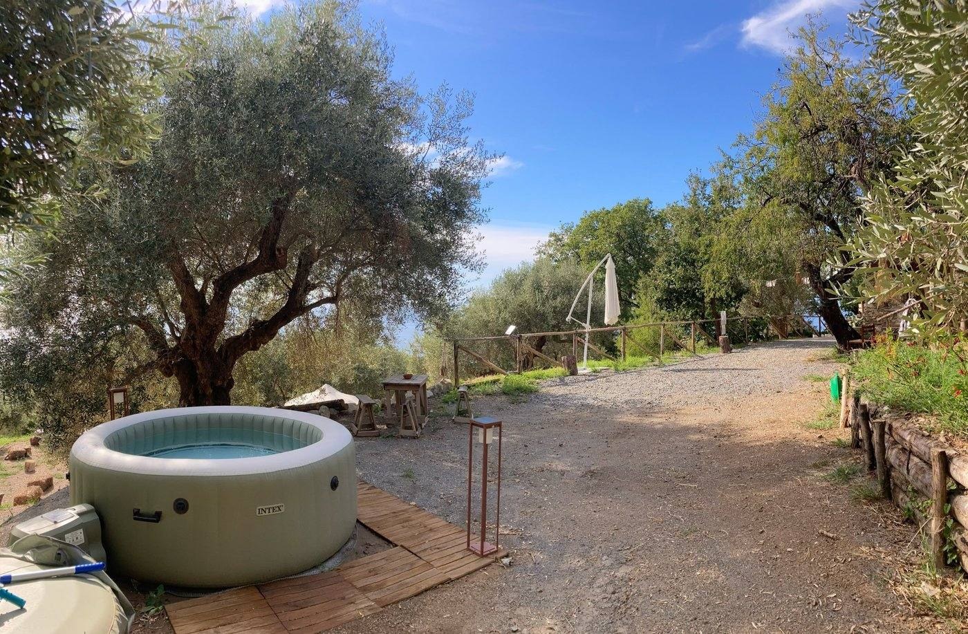 Vasca idromassaggio nell'uliveto di Petra Sky Glamping Diamante
